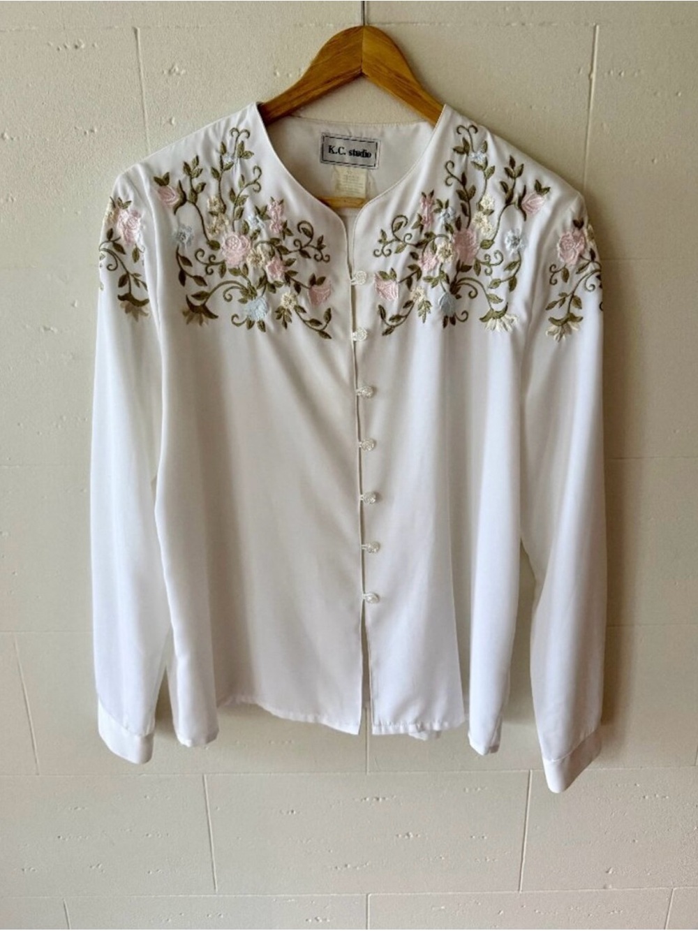 K.C. STUDIO WHITE EMBROIDERED FLORAL BUTTON FRONT BLOUSE 22” PTP